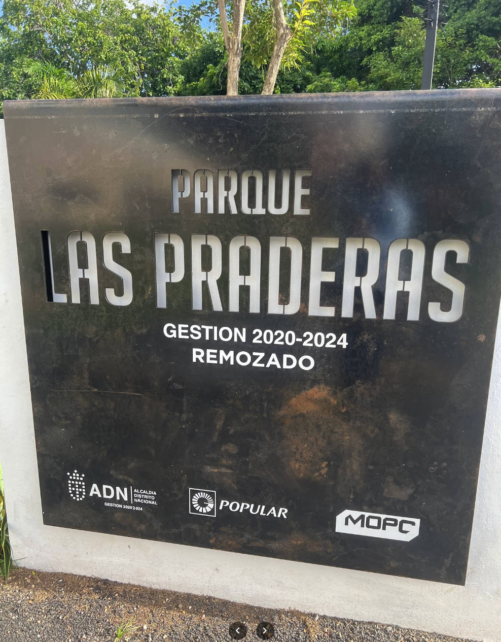Parque Las Praderas entrance sign